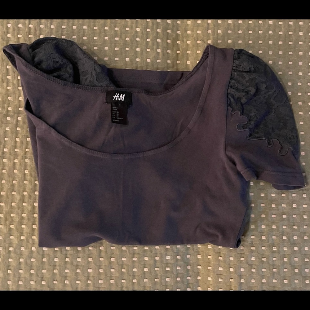 H&M tee. - Picture 2 of 4